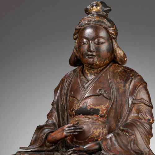 A LACQUERED WOOD FIGURE OF BENTEN 雕花木雕本田像
日本，17世纪，江户时代早期（1615-1868）

身体与手和可移动的头分&hellip;