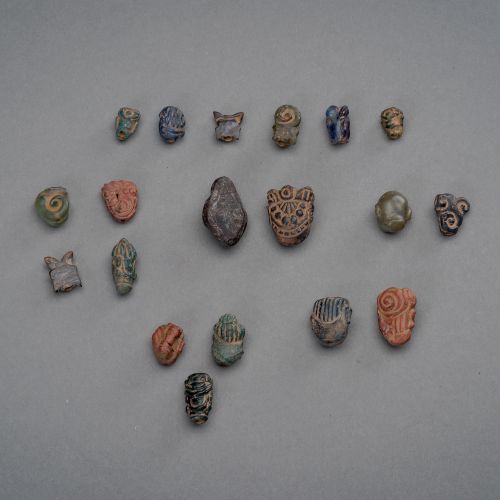 A GROUP OF 19 SMALL BACTRIAN HEADS UN GROUPE DE 19 PETITES TETES BACTRIENNES Anc&hellip;
