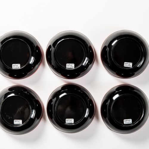 SIX RED AND BLACK LACQUERED BOWLS 六个红黑漆碗
日本，20世纪

黑色漆面，边沿有红色条纹。

高5厘米，直径11.5厘米

&hellip;