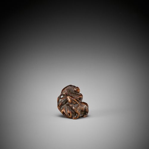 KOKEI: A RARE WOOD NETSUKE OF A GOAT AND YOUNG ON A ROCK KOKEI UN RARO NETSUKE D&hellip;