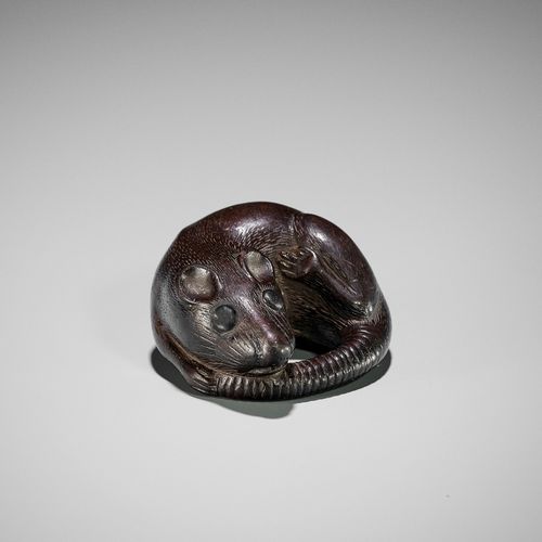 A LARGE KYOTO SCHOOL DARK WOOD NETSUKE OF A RAT NETSUKE DE MADERA OSCURA DE LA E&hellip;