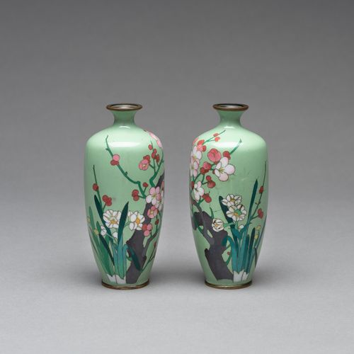 A PAIR OF CLOISONNÉ ENAMEL VASES Pärchen CLOISONNÉ-ENAMEL-Vasen
Japan, Meiji-Per&hellip;