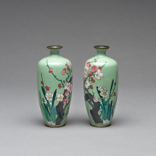 A PAIR OF CLOISONNÉ ENAMEL VASES 一对CLOISONNÉ珐琅彩花瓶
日本，明治时期（1868-1912）

每个花瓶都呈柱状，用&hellip;