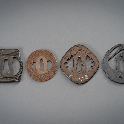 A GROUP OF FOUR IRON AND COPPER TSUBA 一组四个铁和铜TSUBA
日本，江户时代（1615-1868）或更早
 
 第一个是&hellip;