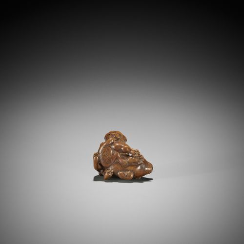 A CHARMING WOOD NETSUKE OF TWO PLAYFUL PUPS SCHÖNE HOLZNETZSUKE VON ZWEI SPIELEN&hellip;