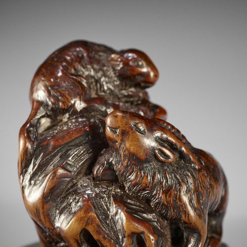 KOKEI: A RARE WOOD NETSUKE OF A GOAT AND YOUNG ON A ROCK KOKEI UN RARO NETSUKE D&hellip;