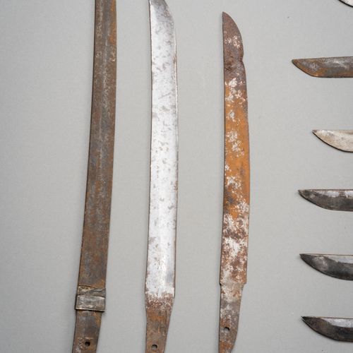 A COLLECTION WITH FIFTEEN SWORD BLADES 十五把刀的收藏
日本，江户时代(1615-1868)

本拍品包括十五把刀，wak&hellip;