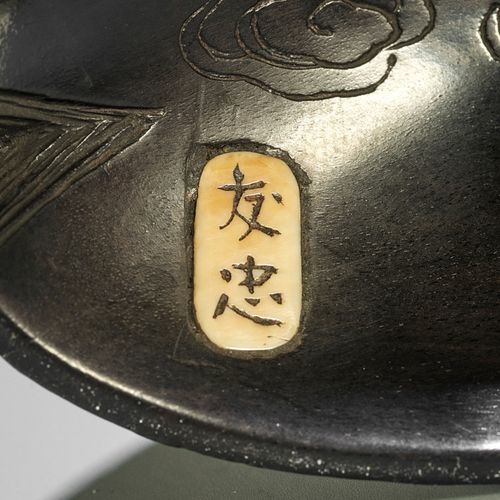 ? A LARGE INLAID EBONY WOOD NETSUKE OF PUPPIES ON A STRAW HAT 
日本，19世纪下半叶

黑檀木网签&hellip;