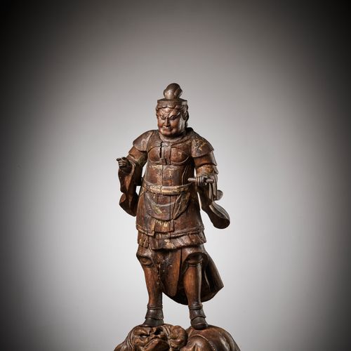 A LARGE WOOD STATUE OF THE GUARDIAN KOMOKUTEN 巨大的小木天守护者木雕
日本，13-15世纪

头部、人物和底座分别&hellip;