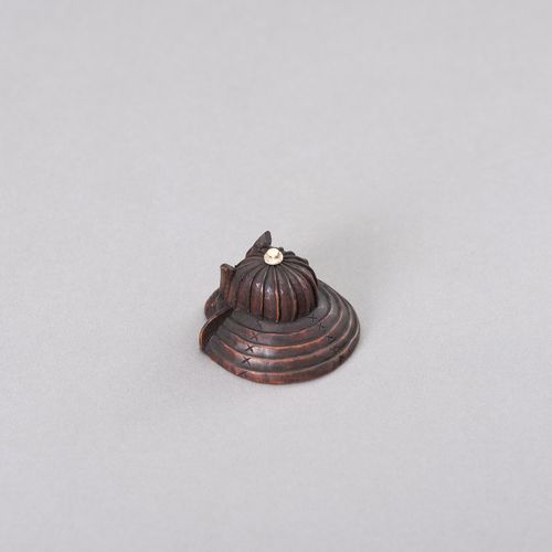 A WOOD NETSUKE OF A KABUTO UN NETSUKE EN BOIS DE KABUTO
Japon, période Meiji (18&hellip;