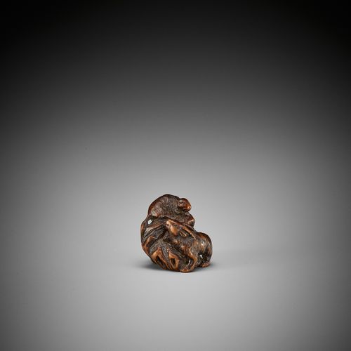 KOKEI: A RARE WOOD NETSUKE OF A GOAT AND YOUNG ON A ROCK KOKEI:罕见的岩石上的山羊和小羊的木雕
作&hellip;