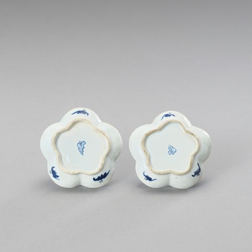 † A SMALL PAIR OF LOBED BLUE AND WHITE PORCELAIN DISHES † PETITE PAIRE DE DISQUE&hellip;