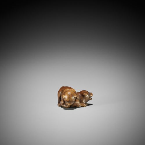 A CHARMING WOOD NETSUKE OF TWO PLAYFUL PUPS SCHÖNE HOLZNETZSUKE VON ZWEI SPIELEN&hellip;