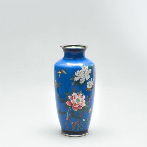 A BLUE CLOISONNÉ ENAMEL VASE WITH PEONIES 蓝色CLOISONNÉ珐琅彩花瓶与牡丹
日本，明治时期（1868-1912）&hellip;