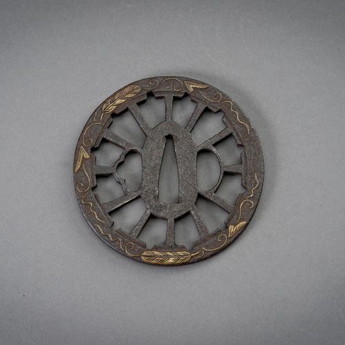 A GROUP OF FOUR IRON TSUBA GROUPE DE QUATRE TSUBA EN FER
Japon, période Edo (161&hellip;