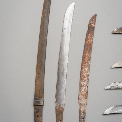 A COLLECTION WITH FIFTEEN SWORD BLADES 十五把刀的收藏
日本，江户时代(1615-1868)

本拍品包括十五把刀，wak&hellip;