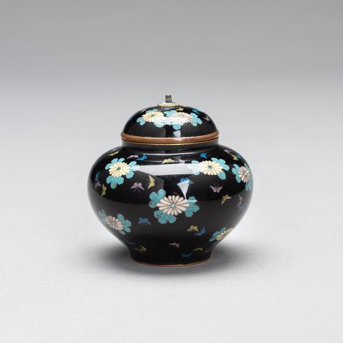 A CLOISONNÉ ENAMEL MINIATURE VASE WITH COVER CLOISONNÉ 珐琅彩小花瓶带盖
日本，明治时期（1868-191&hellip;