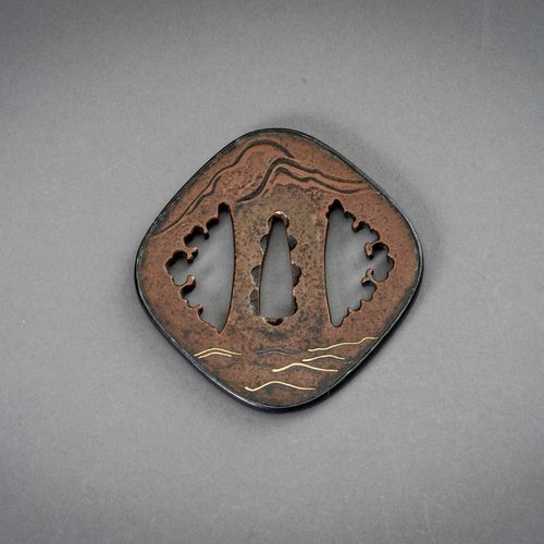 A GROUP OF FOUR IRON AND COPPER TSUBA 一组四个铁和铜TSUBA
日本，江户时代（1615-1868）或更早
 
 第一个是&hellip;