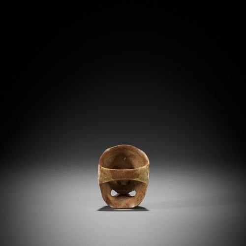 A RARE SAISHIKI WOOD MASK NETSUKE DEPICTING A GRIMACING MAN 罕见的SAISHIKI木制面具网状图
无&hellip;