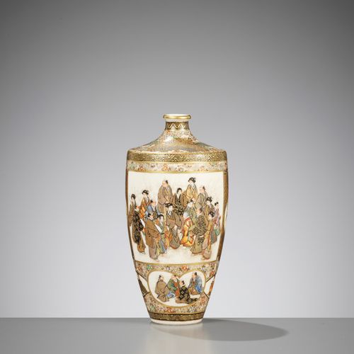 A FINE SATSUMA CERAMIC VASE 精美的SATSUMA陶瓷花瓶
日本，明治时期（1868-1912）

有肩的花瓶从凹陷的食物上升到小腰的&hellip;