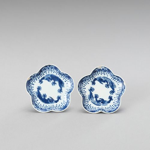 † A SMALL PAIR OF LOBED BLUE AND WHITE PORCELAIN DISHES † PICCOLA COPPIA DI PIAT&hellip;