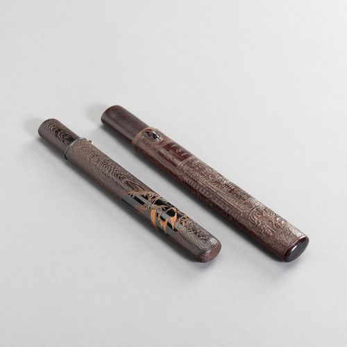TWO FINE WOOD KISERUZUTSU 两件精美的木制KISERUZUTSU
日本，19世纪

两件都是Muso-zutsu类型的，第一件有雕刻和漆&hellip;
