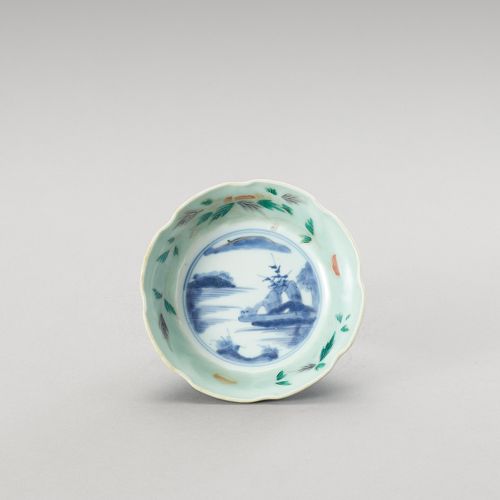 † A LOBED POLYCHROME PORCELAIN BOWL † 一个有底的多色瓷碗
日本，明治时期（1868-1912）

内壁以釉下蓝装饰，有一个&hellip;