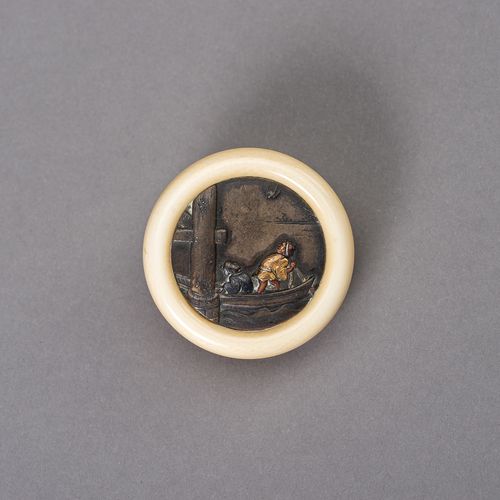 ? AN IVORY AND MIXED METAL KAGAMIBUTA NETSUKE DEPICTING TWO FIGURES ON A BOAT 
日&hellip;