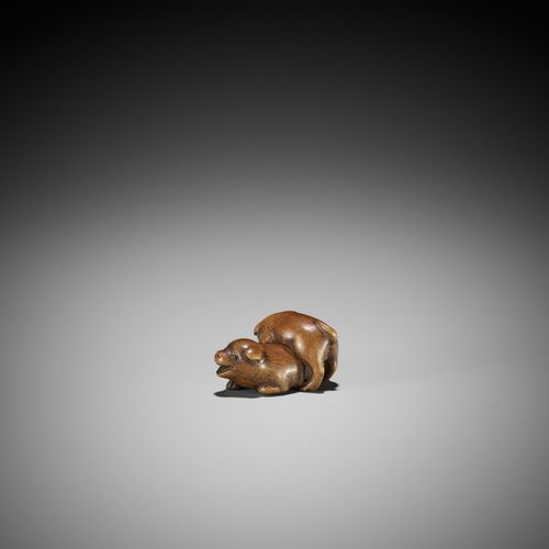 A CHARMING WOOD NETSUKE OF TWO PLAYFUL PUPS 迷人的两只玩耍的小狗的木网罩
作者：Ransen，签名：Ransen
日&hellip;