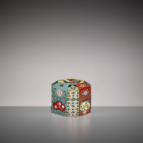 A SUPERB MINIATURE CLOISONNÉ ENAMEL BOX AND COVER 一个超级棒的小型彩绘珐琅盒和盖子
日本，19世纪末，明治时期&hellip;