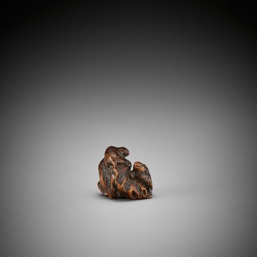 KOKEI: A RARE WOOD NETSUKE OF A GOAT AND YOUNG ON A ROCK KOKEI:罕见的岩石上的山羊和小羊的木雕
作&hellip;