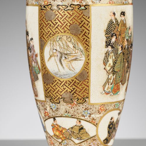 A FINE SATSUMA CERAMIC VASE 精美的SATSUMA陶瓷花瓶
日本，明治时期（1868-1912）

有肩的花瓶从凹陷的食物上升到小腰的&hellip;