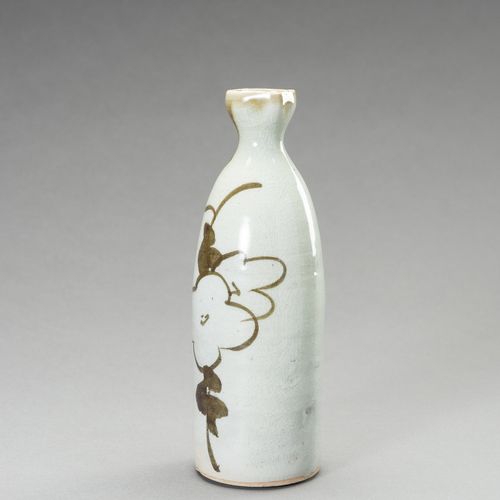 A PARTLY GLAZED CERAMIC SAKE BOTTLE 部分釉面陶瓷酒瓶
日本，19至20世纪

带米色釉面和裂纹。一面有棕色和浅米色的花朵装饰&hellip;