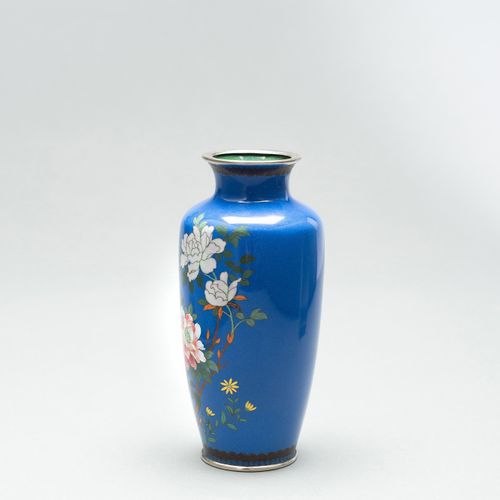 A BLUE CLOISONNÉ ENAMEL VASE WITH PEONIES 蓝色CLOISONNÉ珐琅彩花瓶与牡丹
日本，明治时期（1868-1912）&hellip;