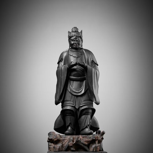 A LARGE AND RARE WOOD STATUE OF A GUARDIAN 大型稀有的守护者木雕
日本，14-16世纪，室町时代（1336-1573）&hellip;