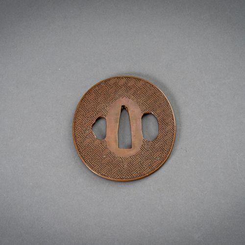 A GROUP OF FOUR IRON AND COPPER TSUBA 一组四个铁和铜TSUBA
日本，江户时代（1615-1868）或更早
 
 第一个是&hellip;