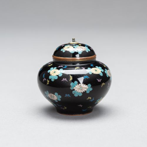 A CLOISONNÉ ENAMEL MINIATURE VASE WITH COVER CLOISONNÉ 珐琅彩小花瓶带盖
日本，明治时期（1868-191&hellip;
