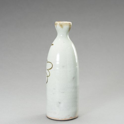 A PARTLY GLAZED CERAMIC SAKE BOTTLE 部分釉面陶瓷酒瓶
日本，19至20世纪

带米色釉面和裂纹。一面有棕色和浅米色的花朵装饰&hellip;