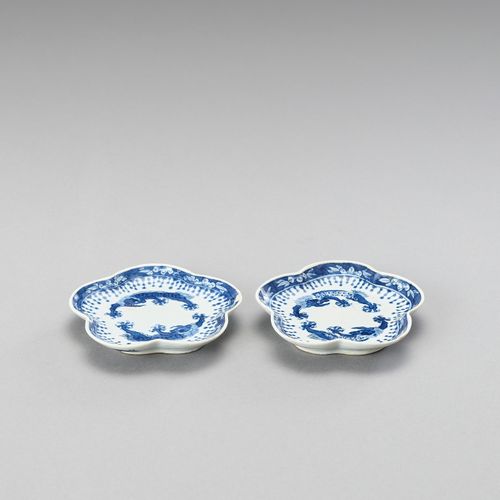 † A SMALL PAIR OF LOBED BLUE AND WHITE PORCELAIN DISHES † PETITE PAIRE DE DISQUE&hellip;