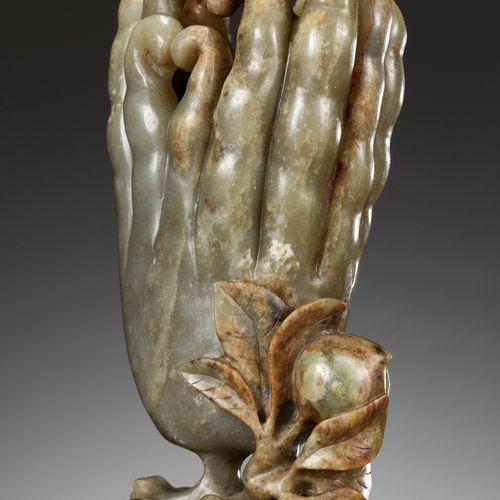 A CELADON AND RUSSET JADE 'FINGER CITRON' VASE, 17TH - 18TH CENTURY 瓷器和俄罗斯玉石 "手指&hellip;