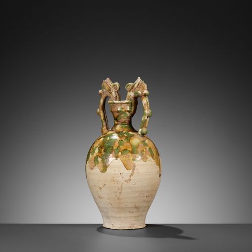 A SMALL SANCAI-GLAZED POTTERY AMPHORA, TANG DYNASTY 小型三彩釉面陶器 AMPHORA，唐代
中国，618-9&hellip;