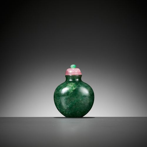 A VERY FINE AND RARE MOTTLED EMERALD-GREEN JADEITE SNUFF BOTTLE, 1780-1880 TRÈS &hellip;