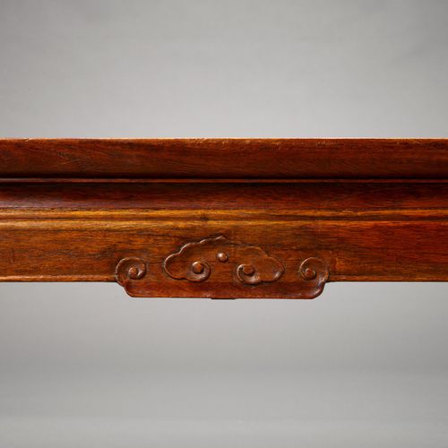 A RARE RECTANGULAR HUANGHUALI KANG TABLE, 18TH CENTURY Seltener rechtwinkliger H&hellip;