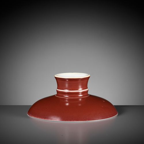 A COPPER-RED GLAZED TAZZA, YONGZHENG MARK AND PERIOD 铜红釉陶罐，雍正标记和时期
意见。 雍正时代，铜红器皿&hellip;