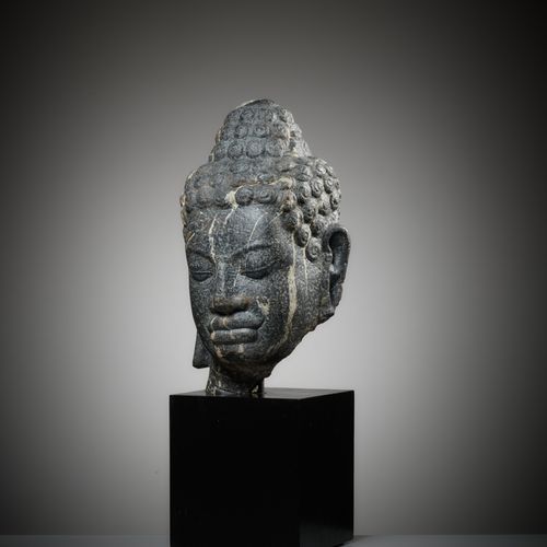 A MONUMENTAL STONE HEAD OF BUDDHA, MON-DVARAVATI PERIOD TESTA MONUMENTALE IN PIE&hellip;
