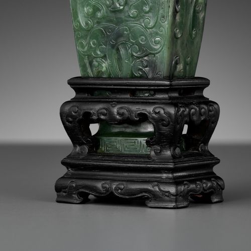 A SPINACH GREEN JADE MINIATURE 'ARCHAISTIC' VASE, 18TH-19TH CENTURY 菠菜绿玉器小型 "古法 &hellip;
