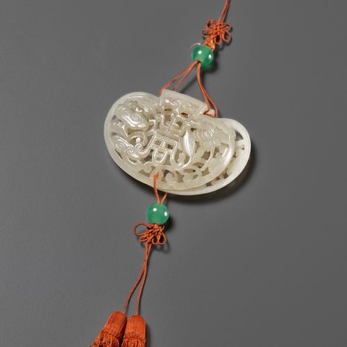 A WHITE JADE POMANDER AND MATCHING WOOD STAND, QIANLONG 白玉佩及配套的木架，钱龙
中国，1736-179&hellip;