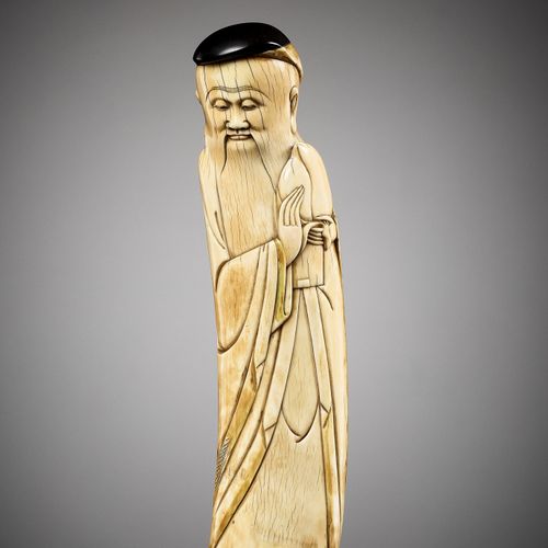 AN IVORY FIGURE OF SHOULAO, MING DYNASTY 一件明代的象牙雕像
中国，16-17世纪。这尊站立的仙人由弯曲的象牙雕刻而成，&hellip;