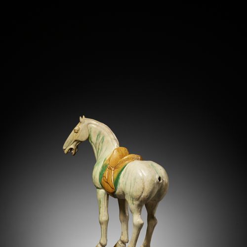 A LARGE SANCAI GLAZED POTTERY FIGURE OF A HORSE, TANG DYNASTY GRANDE FIGURA IN V&hellip;