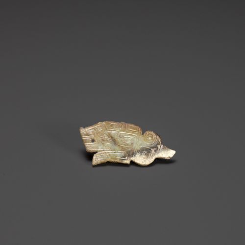 A TIGER-FORM JADE PENDANT, LATE SHANG DYNASTY 虎形玉坠，晚商时期
中国，公元前13-11世纪。蹲在地上的老虎是侧面&hellip;